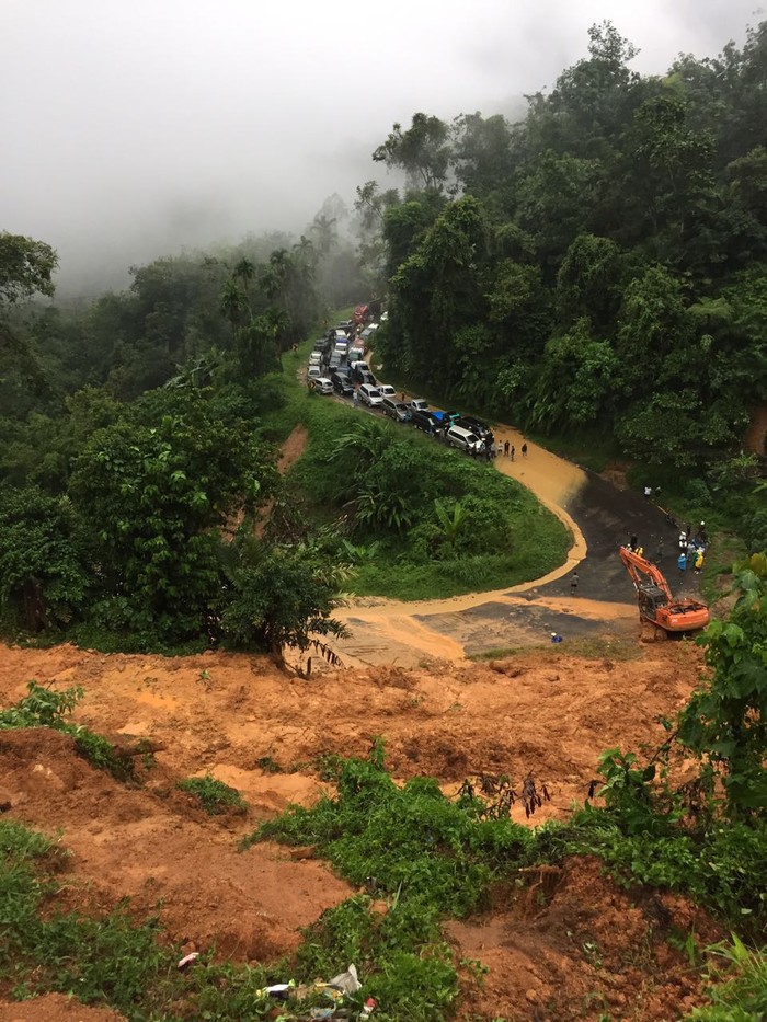 Tagana Sumbar: Masih Banyak Mobil Terjebak di Lokasi Longsor