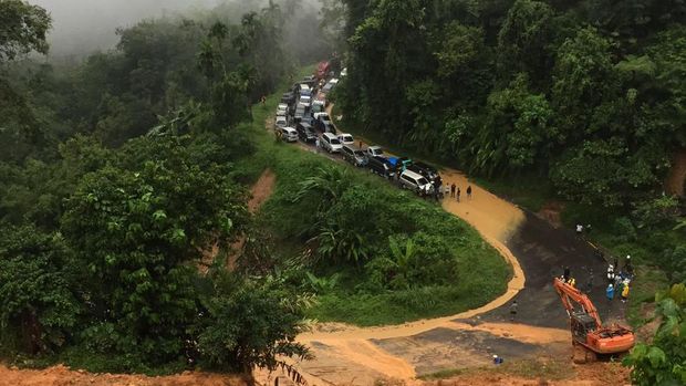 Jalanan terputus akibat banjir dan tanah longsor.