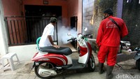 Fogging dilakukan di dalam rumah maupun selokan.