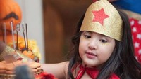 Ia pun bergaya seperti Wonderwoman di perayaan ulang tahunnya. Dok. Instagram/ramadhaniabakrie