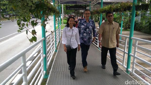 Begini Gaya Rini Soemarno Pertama Kali Naik TransJakarta