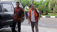 Itoc Tochija diduga menerima suap Rp 500 juta dari pengusaha bernama Triswara Dhanu Brata dan Hendriza Soleh Gunadi.