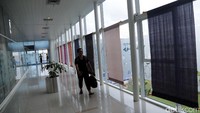 Seorang wisatawan lokal berjalan di salah satu selasar Bandara Depati Amir yang di desain dengan sangat elegan demi kenyamanan penumpang.