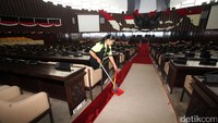 Pekerja juga membersihkan ruang pertemuan Raja Salman dengan pimpinan dan anggota DPR.
