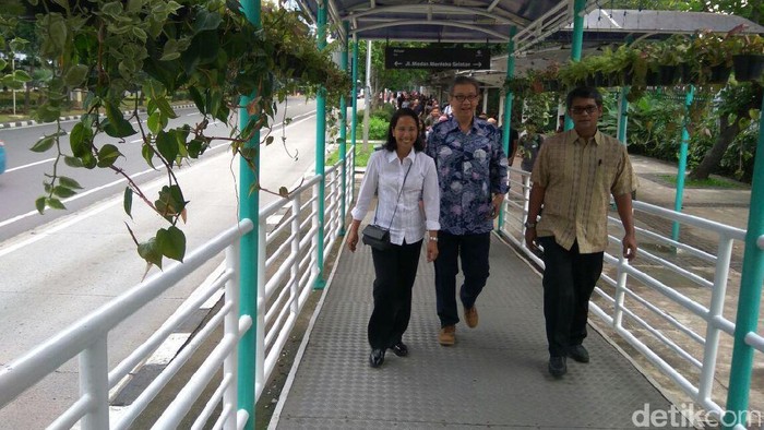 Begini Gaya Rini Soemarno Pertama Kali Naik TransJakarta
