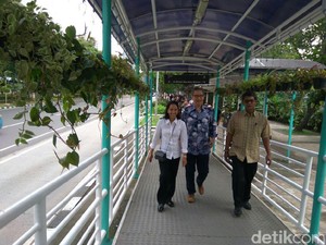 Begini Gaya Rini Soemarno Pertama Kali Naik TransJakarta
