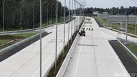 hutan karet dan persawahan lebih mendominasi pemandangan di sisi kiri dan kanan jalan tol. Lampu penerangan hingga beberapa penunjuk jalan juga telah terpasang.