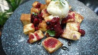 Penggemar dessert bisa coba Deconstructed Shibuya Toast. Roti brioche panggang diberi vanilla butter sugar, berries compote, dan madu. Tidak ketinggalan es krim vanilla.
