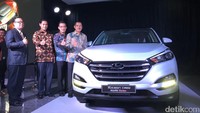 SUV ini memiliki fitur-fitur khas varian XG seperti panoramic sunroof, dan automatic power tailgate (buka tutup bagasi otomatis), folding key, auto light control, modern cluster with MID.