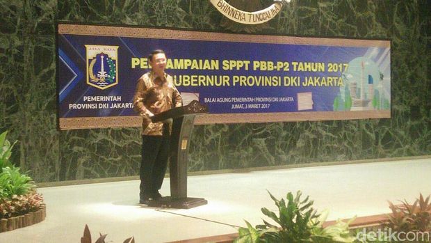 Ahok memberikan sambutan di acara penyampaian SPPT PBB-P2