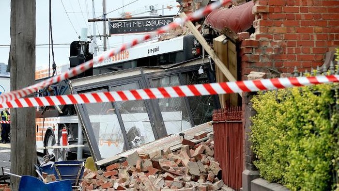 Bus Besar Tiba-tiba Menabrak Kafe di Melbourne