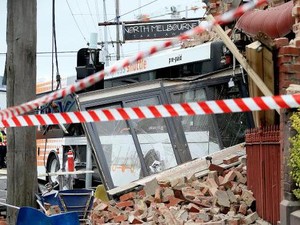 Bus Besar Tiba-tiba Menabrak Kafe di Melbourne