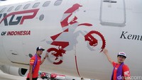 Beberapa pebalap diwajibkan untuk berpose bersama dengan latar pesawat bertuluskan logo Indo MXGP.