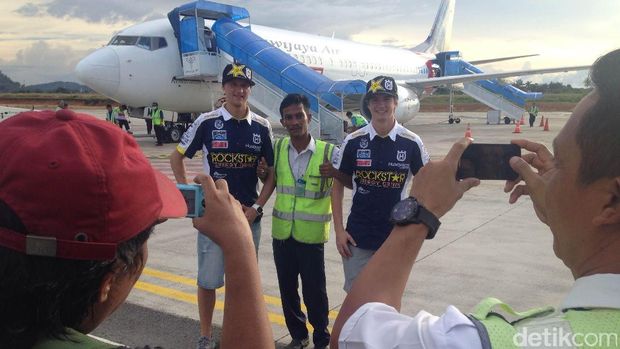 Petugas Bandara pun <I>Seru-seruan</I> Foto Bareng Crosser MXGP