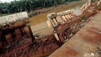 Ini penampakan dinding Kali Bekasi yang ambrol.