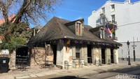 Inilah yang menjadi daya tarik French Quarter. Bangunan-bangunan klasik tempo dulu tetap dirawat dan digunakan. Wisatawan seperti sedang tur ke masa lalu rasanya (Angga/detikTravel)