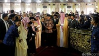 Seremonial pemberian potongan kiswah tersebut dilakukan setelah Raja Salman dan Presiden Jokowi menunaikan salat sunah tahiyatul masjid. Hadir dalam acara tersebtu Presiden Jokowi dan Imam Besar Masjid Istiqlal Nasaruddin Umar.