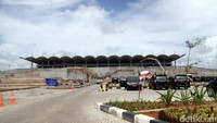 Di halaman depan parkir mobilnya masih tampak adanya pembangunan.
