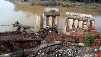 Diduga dinding sungai itu ambrol karena tak kuat menahan debit air yang melimpah.
