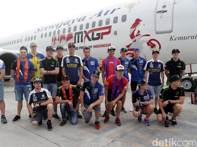 Pose Crosser MXGP di Bandara