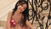 Mikhayla tampil dengan dress pink, tak kalah elegan dengan mamanya. Dok. Instagram/ramadhaniabakrie