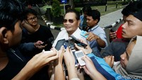Diserbu sejumlah wartawan, Richard tetap bungkam.