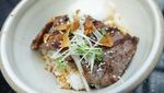 Mencicip Donburi Striploin Steak Beraroma Truffle dan Tuna Poke Segar