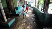 Hingga kini, teras dan halaman sekolah masih terendam banjir.
