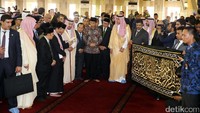 Raja Arab Saudi Salman bin Abdulaziz Al Saud menghadiahkan potongan kiswah kepada masjid Istiqlal dalam kunjungannya pada Kamis (2/3/2017).