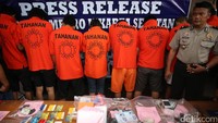 Kabag Humas Polres Jakarta Selatan Komisaris Purwanta di antara tersangka dan barang bukti kejahatan.