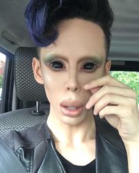 Pria Ini Lakukan 110 Prosedur Kecantikan untuk Jadi Alien Tak Bergender