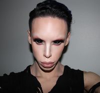 Pria Ini Lakukan 110 Prosedur Kecantikan untuk Jadi Alien Tak Bergender