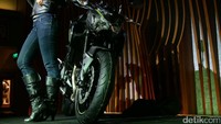 Model berpose dengan Kawasaki Z900.