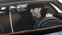 Ronaldo saat test drive Bugatti sebelum mobil itu dikirim ke konsumen. Foto: Bugatti