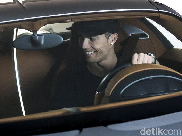 Cristiano Ronaldo di Balik Kemudi Mobil Tercepat Dunia