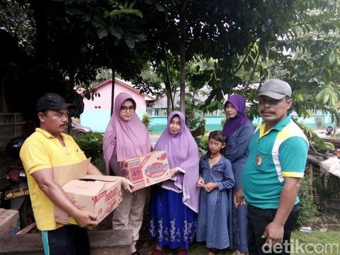 Sejumlah warga memberi bantuan sembako