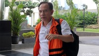 M Itoc Tochija berjalan keluar ruangan seusai menjalani pemeriksaan di gedung KPK, Jakarta, Jumat (3/3/2017).