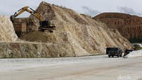 Alat berat tampak mengeruk bukit dalam proses pembangunan Tol Trans Sumatera.