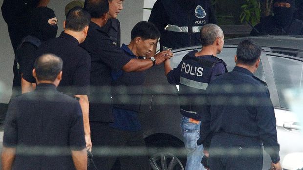 Ri Jong-Chol saat dibawa keluar dari markas Kepolisian Sepang