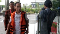Itoc Tochija diperiksa sebagai tersangka terkait kasus menerima hadiah atau janji terkait pembangunan Pasar Atas Baru Cimahi tahap 2 tahun 2017.