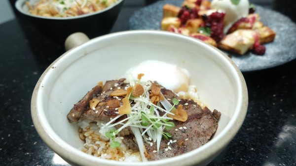 Mencicip Donburi Striploin Steak Beraroma Truffle dan Tuna Poke Segar