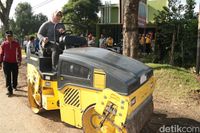 Aksi Bupati Yuni Naik Silinder Pimpin Tambal Jalan Berlubang