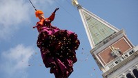 Bahkan salah satu peserta ada yang sangat niat dan diangkat dengan sebuah tali. Karnaval ini memang sungguh meriah! (Reuters)