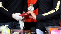 Barang bukti perhiasan dan gadget yang disita dari tersangka pencurian, seorang asisten rumah tangga yang mengambil harta majikan.