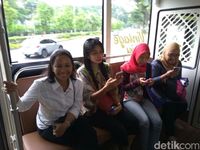 Begini Gaya Rini Soemarno Pertama Kali Naik TransJakarta
