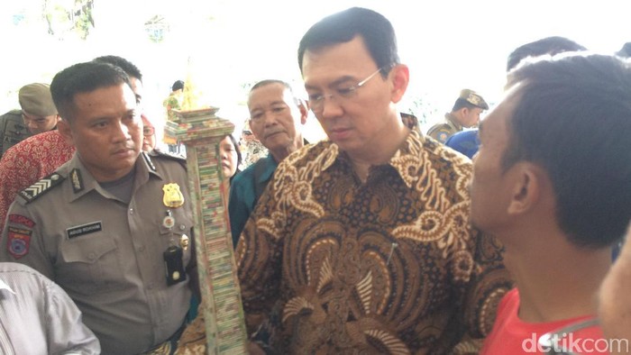 Bertemu Ahok, Reja Hadiahi Miniatur Monas dari Kertas