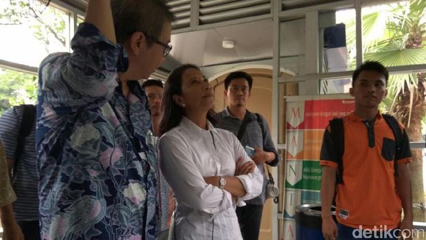 Begini Gaya Rini Soemarno Pertama Kali Naik TransJakarta