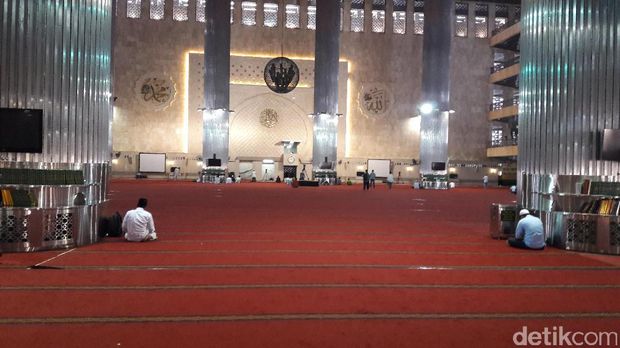 Suasana di dalam Masjid Istiqlal