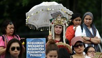 Salah satu poster yang mereka bawa bertuliskan Reklamasi Merampas Kehidupan Perempuan Pesisir.