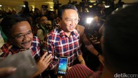 Ahok dan Djarot meninggalkan lokasi acara di Hotel Borobudur, Jakarta.